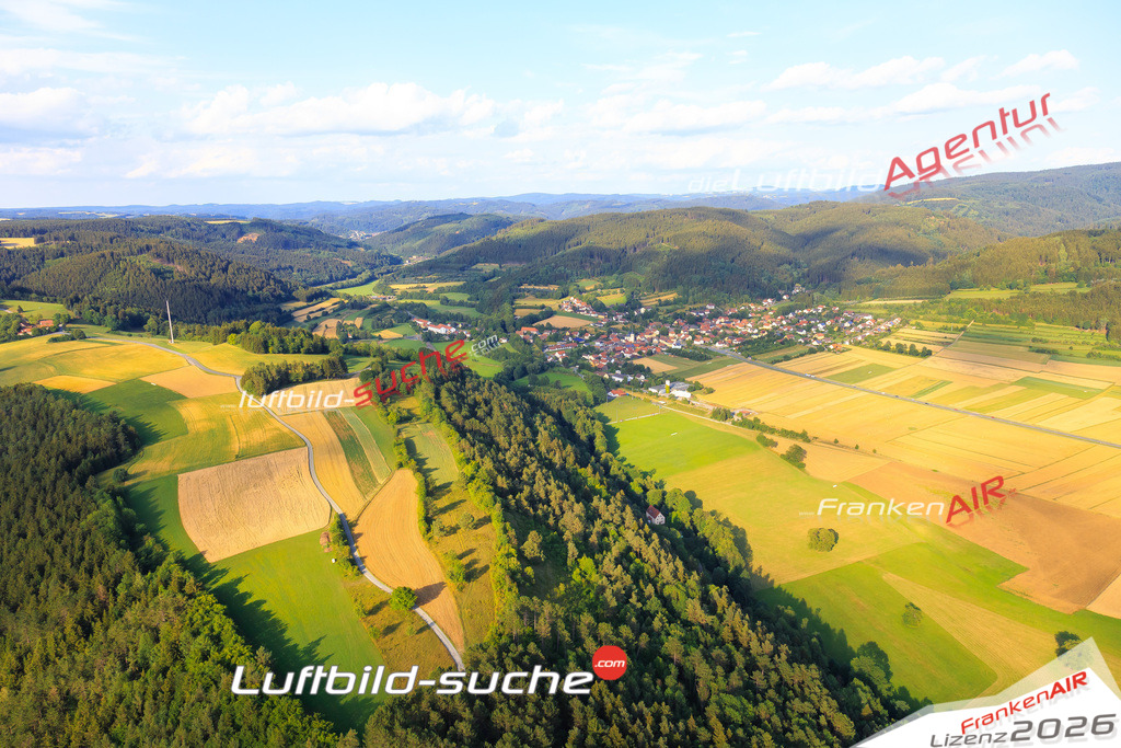 Die Luftaufnahme Roßlach - Wilhelmsthal wurde vom UL-Flugzeug (keine Drohne) aus fotografiert.Hohe Druck- Auflösung-die Geschenkidee!