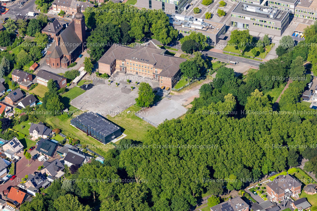 Luftbild Kamp-Lintfort-4827 | Luftbildfotografie Schulgebäude der Niederrheinschule und Volkshochschule und evangelische Kirche an der Friedrich-Heinrich-Allee in Kamp-Lintfort im Bundesland Nordrhein-Westfalen. - Realisiert mit Pictrs.com