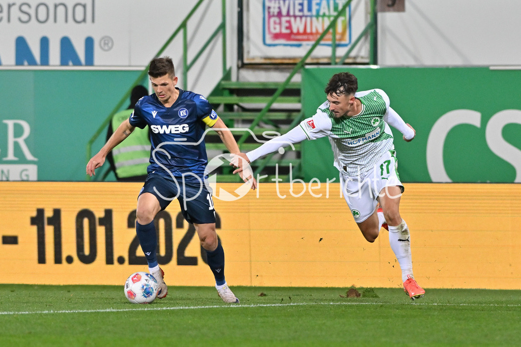 SpVgg Greuther Fürth - Karlsruher SC | FUERTH, GERMANY - OCTOBER 24: Marvin WANITZEK (Karlsruher SC 10) against Noah KOENIG (Konig, König, SpVgg Greuther Fuerth 17) during the 2. bundesliga match between SpVgg Greuther Fuerth vs. Karlsruher SC on matchday 10 at Sportpark Ronhof Thomas Sommer on October 24, 2025 in Fuerth, Germany / DFL REGULATIONS PROHIBIT ANY USE OF PHOTOGRAPHS AS IMAGE SEQUENCES AND/OR QUASI-VIDEO