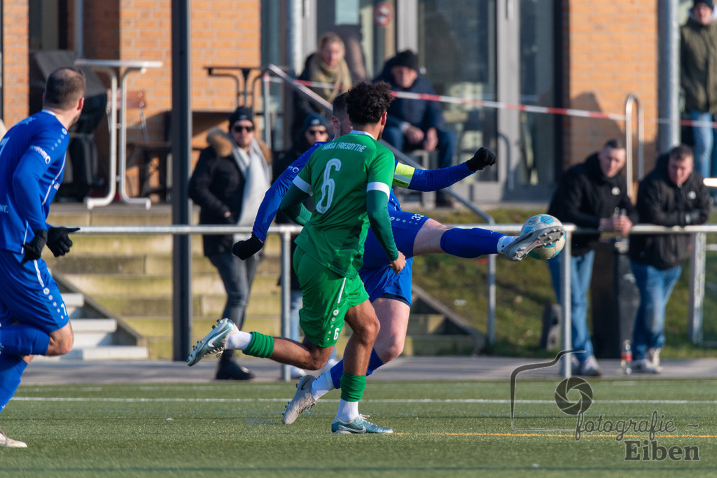 FC Rastede-Hansa Friesoythe | FC Rastede (blau)-Hansa Friesoythe (grün) am 09.02.2025 in Rastede (Sportanlage Kötterswegs), Photo: Philip Eiben 2025 - Realisiert mit Pictrs.com