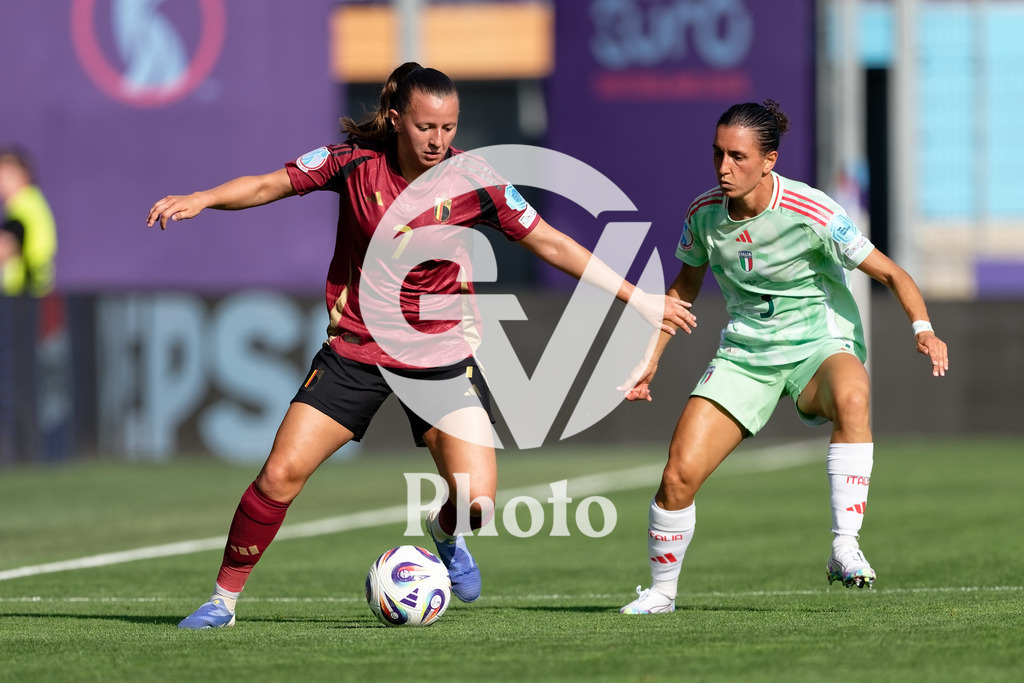 Belgium v Italy - UEFA Women's EURO 2025 Group B | SION, SWITZERLAND - JULY 3: Hannah Eurlings  of Belgium (L) is chased by Lucia Di Guglielmo of Italy (R) during the UEFA Womens EURO 2025 Group B match between Belgium and Italy at Stade de Tourbillon on July 3, 2025 in Sion, Switzerland. (Photo by Giuseppe Velletri/Sports Press Photo/Getty Images)