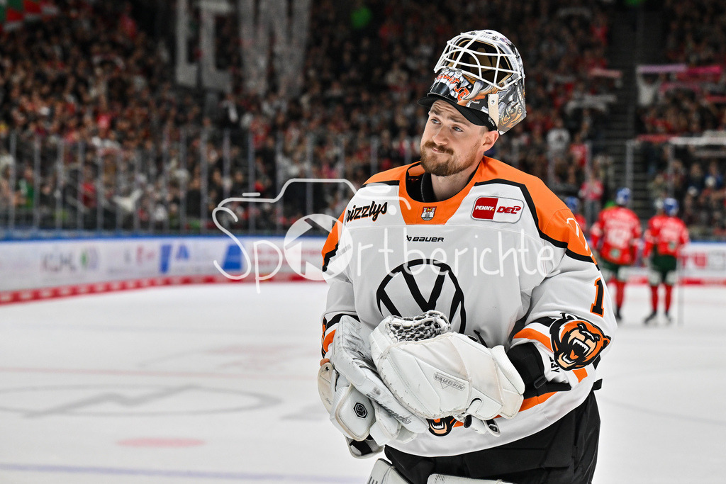 Augsburger Panther - Grizzlys Wolfsburg | Die Spieler der Grizzlys bedanken sich bei den mitgereisten Fans / DEL: Augsburger Panther - Grizzlys Wolfsburg; Curt Frenzel Stadion am 10.10.2025 / Dustin STRAHLMEIER (Grizzlys Wolfsburg 1)