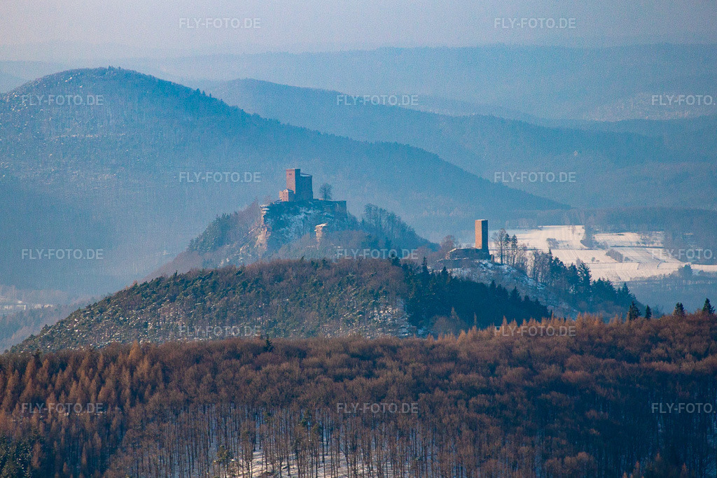 Luftbild: Trifels von Süden im Winter in Annweiler am Trifels im Bundesland Rheinland-Pfalz in Deutschland. Foto: IMG_24492.jpg vom 16.02.2010 durch Werner Riehm/FLY-FOTO.de