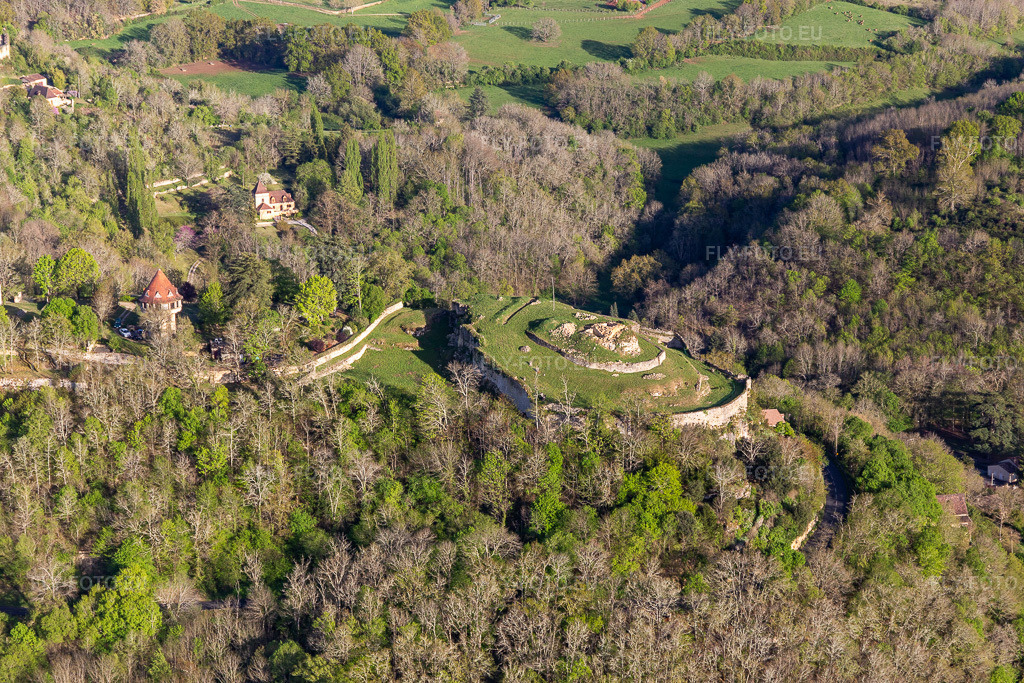 Vue aérienne: Citadelle à Domme dans le département Dordogne, France. Photo: IMG_113558.jpg prise le 16/04/2019 par Werner Riehm/FLY-FOTO.eu – Résolution de l'original: 5472 x 3648 px
