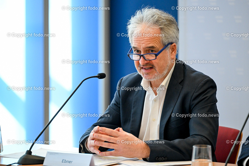 Landespolizeidirektion Oberoesterreich_ Pressekonferenz_ Homeinvasion_ 25.01.2024-22 | 25.01.2024, Landespolizeidirektion Oberoesterreich, AUT, Pressekonferenz LPD Ooe, geklaerte schwere Straftat, Homeinvasion, im Bild Alois Ebner (Leitender Staatsanwalt Ried/Innkr.)