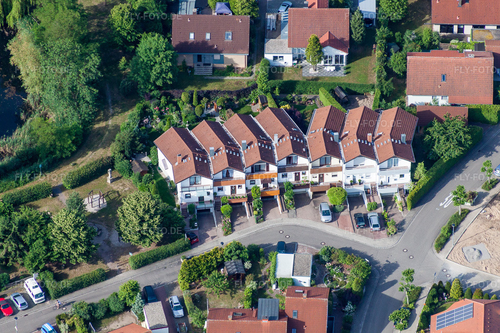 Luftbild: Villen im Wohngebiet einer Einfamilienhaus- Siedlung an den Tongruben in Rheinzabern im Bundesland Rheinland-Pfalz in Deutschland. Foto: IMG_40521(39424).jpg vom 29.05.2011 durch Werner Riehm/FLY-FOTO.de