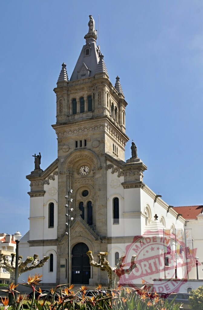 Espinho church bell tower rising under blue sky in Portugal | Church of Our Lady of Aid in Espinho featuring its historic bell tower and iconic statues - Realisiert mit Pictrs.com