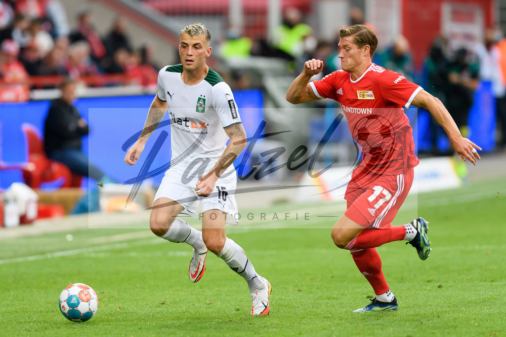 FCUBMG20210829_243 | Fussball, Herren: Jordan Beyer (Borussia Moenchengladbach) und Kevin Behrens (1.FC Union Berlin) im Zweikampf beim Spiel der 1. Bundesliga zwischen 1. FC Union Berlin und Borussia Moenchengladbach im Stadion An der Alten Foersterei am 29.08.2021 in Berlin, Deutschland. - Realisiert mit Pictrs.com