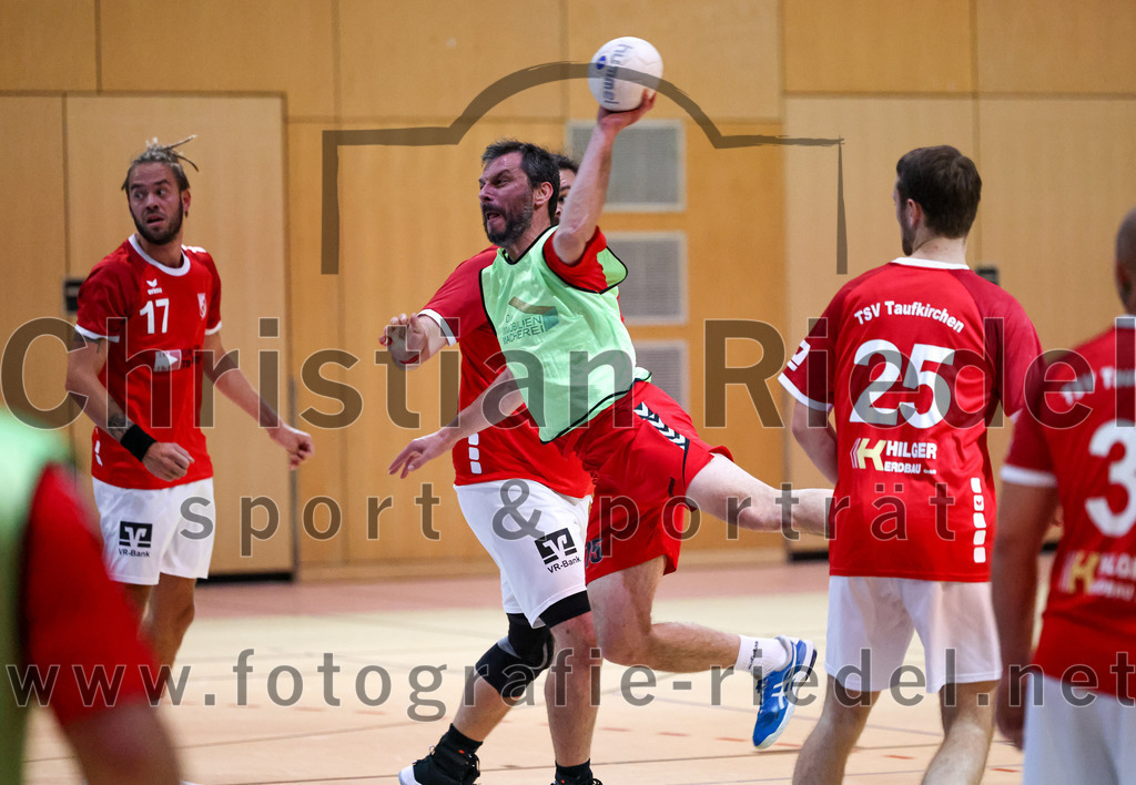 2022-10-01_025_SpVgg_Altenerding_II_gegen_TSV_Taufkirchen-Vils | Erding, Deutschland, 01.10.2022:
Handball, Bezirksklasse Männer 2022 / 2023, 1. Spieltag, SpVgg Altenerding II gegen TSV Taufkirchen/Vils, Endergebnis: 21:32

Patrick Mühlenbeck (TSV Taufkirchen/Vils, #66), Nadi Özdemir (SpVgg Altenerding, #75), Christoph Huber (TSV Taufkirchen/Vils, #25)

Foto: Christian Riedel / fotografie-riedel.net