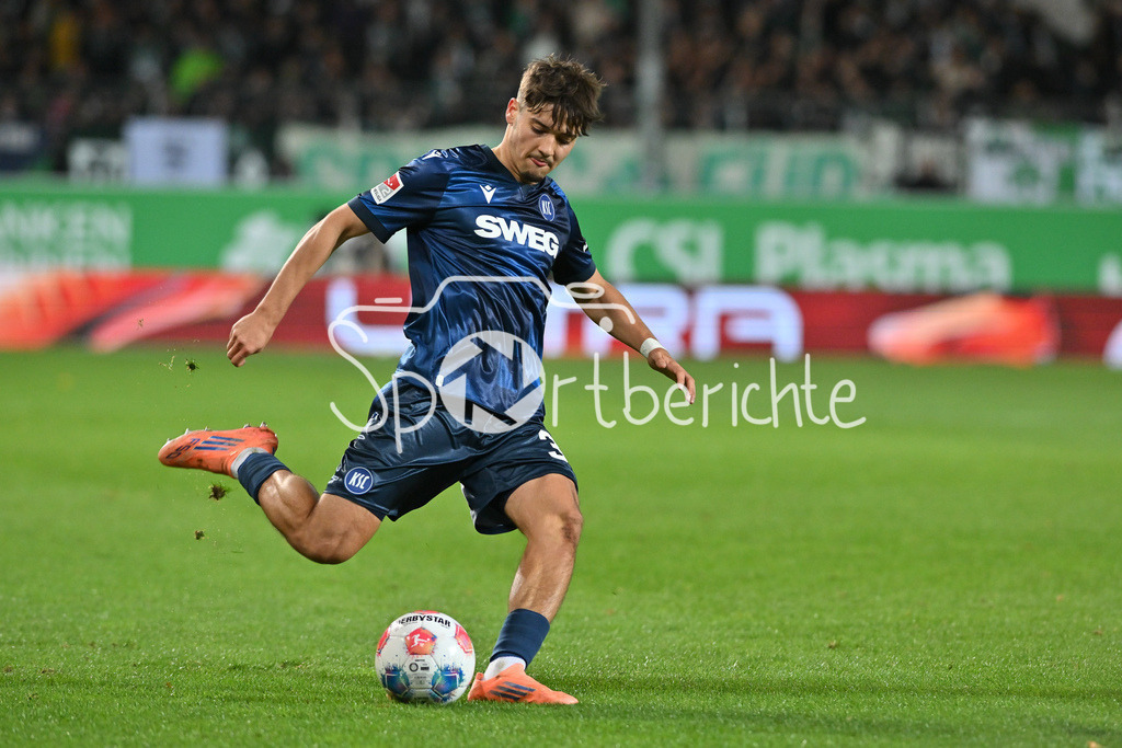 SpVgg Greuther Fürth - Karlsruher SC | FUERTH, GERMANY - OCTOBER 24: with ball Rafael PINTO PEDROSA (Karlsruher SC 36) during the 2. bundesliga match between SpVgg Greuther Fuerth vs. Karlsruher SC on matchday 10 at Sportpark Ronhof Thomas Sommer on October 24, 2025 in Fuerth, Germany / DFL REGULATIONS PROHIBIT ANY USE OF PHOTOGRAPHS AS IMAGE SEQUENCES AND/OR QUASI-VIDEO
