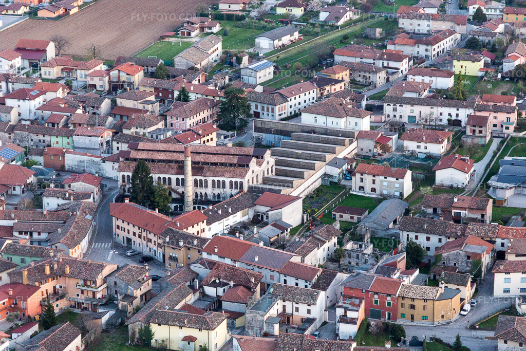Aerial view: View of the town in Carpacco in the state Friuli Venezia Giulia, Italy. – Photo: IMG_105641.jpg taken on 04/07/2018 by Werner Riehm/FLY-FOTO.com – Resolution of the original: 5472 x 3648 px
