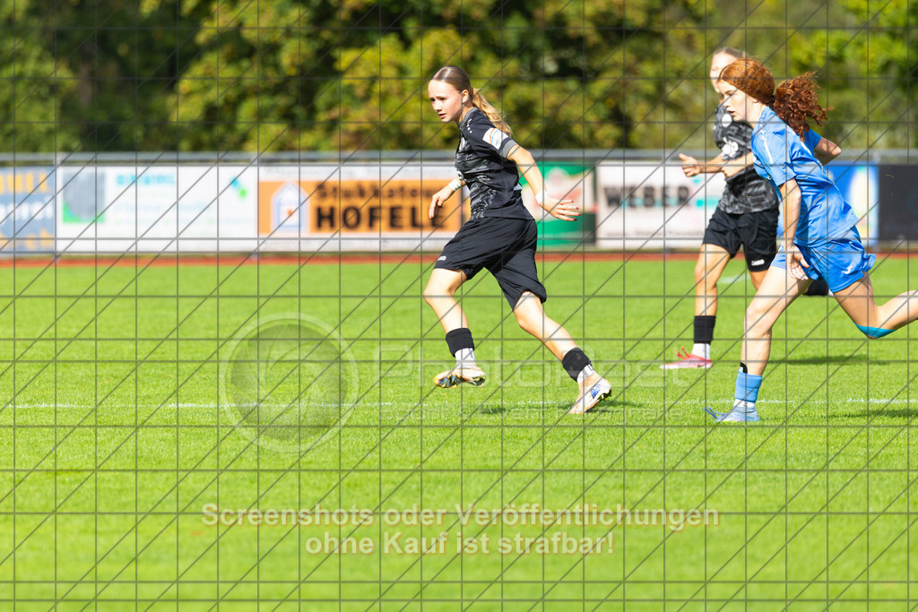 20261010_140821_0422_(c)_by_PhotoPeet | #,1.FC Donzdorf (schwarz) vs. SC Sand (blau), Fußball, EnBW-Oberliga B -Juniorinnen, 05. Spieltag, Saison 2026/2027, Rasenplatz Lautertal Stadion, Süßener Straße 16, 73072 Donzdorf, 10.10.2026 - 14:00 Uhr,Foto: PhotoPeet / Sport- &amp; Eventfotografie / Peter Harich