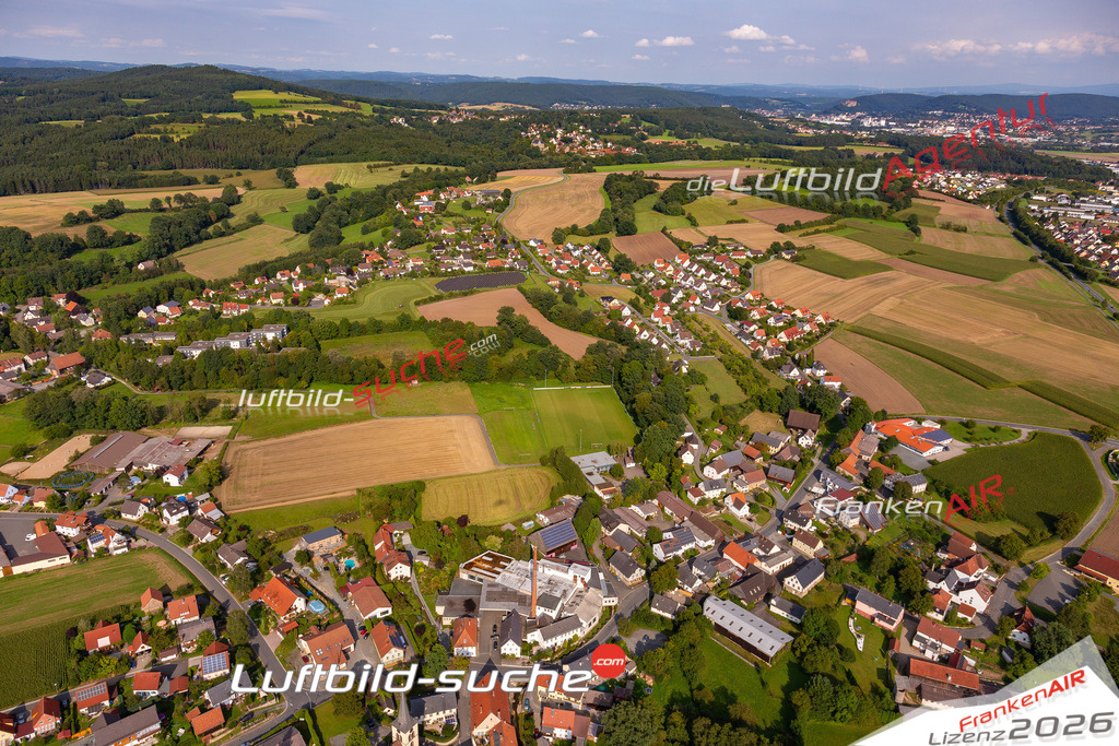 Die Luftaufnahme Schwarzach - Mainleus wurde 2017 mittels Flugzeug (keine Drohne) erstellt. Perfekte Schärfe und Druck- Auflösung- Garantiert!