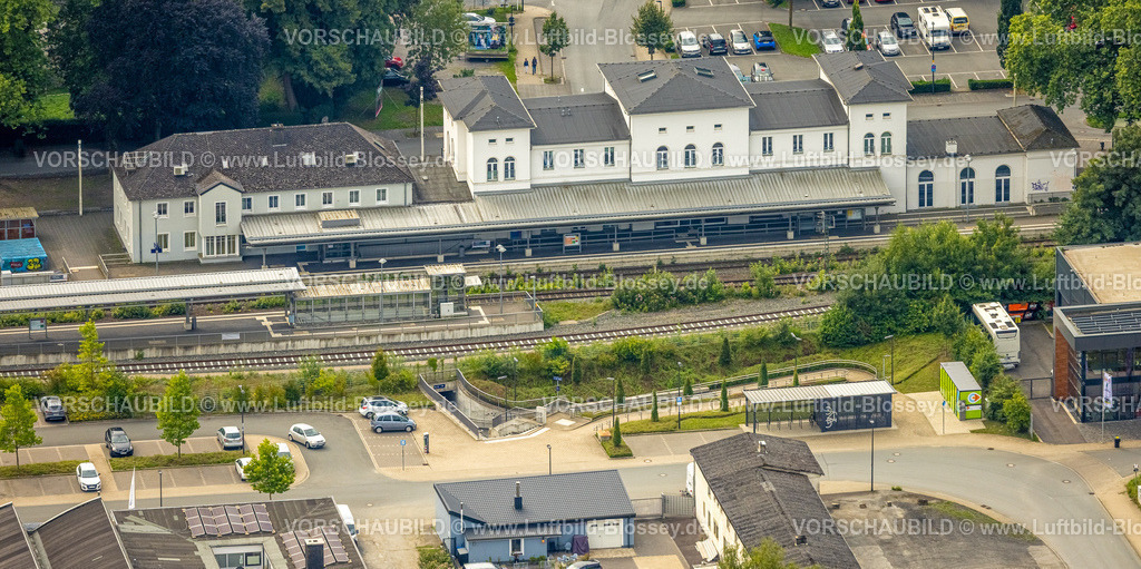 Arnsberg250806354 | Luftbild, Bahnhof Arnsberg, Bahnsteig und Bahnhofsvorplatz, Obereimer, Arnsberg, Ruhrgebiet, Nordrhein-Westfalen, Deutschland