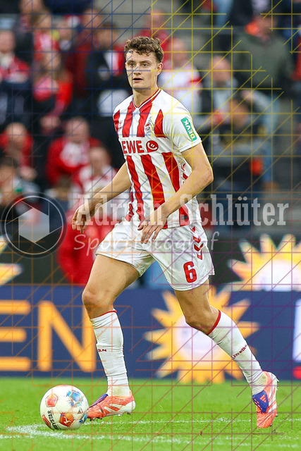 1. FC Köln vs FC Augsburg - 1. Bundesliga  | Köln, Deutschland, 18.10.25:   Eric Martel (1. FC Köln) in Aktion am Ball, Einzelaktion waehrend des Spiels der 1. Bundesliga zwischen  1. FC Köln vs FC Augsburg im RheinEnergieStadion(Foto von Brauer-Fotoagentur / Adrian Schlueter)