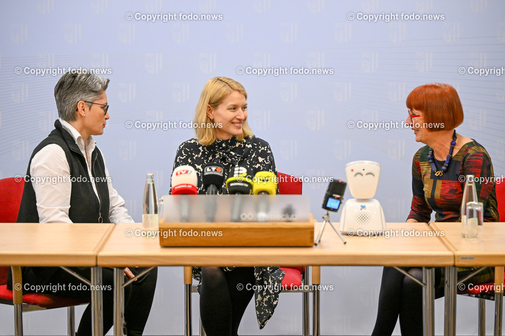 Pressekonferenz Land Ooe_ Bildung ohne Barrieren_ 19.02.2024-3 | 19.02.2024, Linz, AUT, Pressekonferenz Land Ooe, Bildung ohne Barrieren, im Bild Monika Kabelac (Ooe Hilfsmittelpool), LH-StvIn Christine Haberlander (VP), Irene Muehlbach (Landesschulzentrum für Hoer- und Sehbildung)