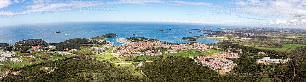 Aerial view: Panorama in Vrsar in the state Gespanschaft Istrien, Croatia. – Photo: IMG_105936-Pano.jpg taken on 04/13/2018 by Werner Riehm/FLY-FOTO.com – Resolution of the original: 8936 x 2420 px