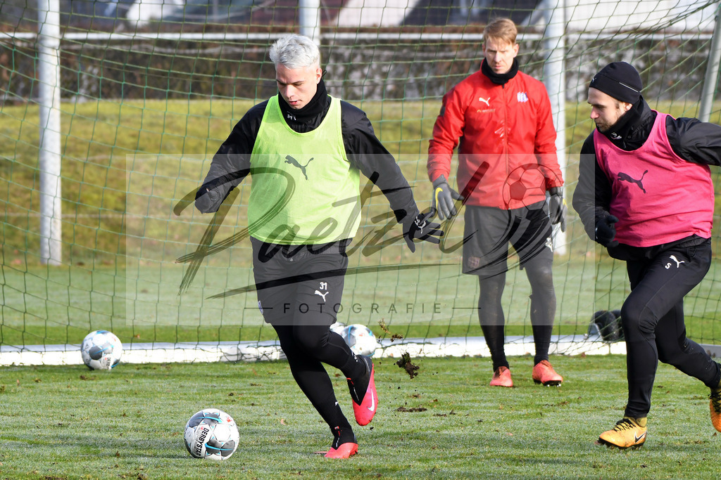 20200126_TRAOSN_0005 | Fußball, Herren: Niklas Schmidt (VfL Osnabrück) und Konstantin Engel (VfL Osnabrück) im Zweikampf beim Training des VfL Osnabrück am 26.01.2020 im Sportpark Illoshöhe in Osnabrück, Deutschland.(Foto von Nico Paetzel) - Realisiert mit Pictrs.com