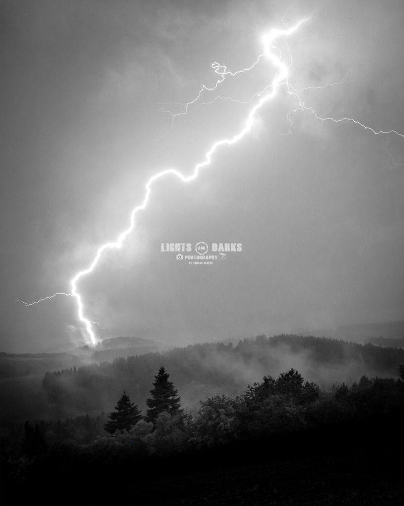 Light the darkness | Darkness. Sound of the storm and the heavy rain drops. Suddenly a lightning cuts through the clouds and the fog. Putting everything under a strange light and electrifies the air. - Realisiert mit Pictrs.com