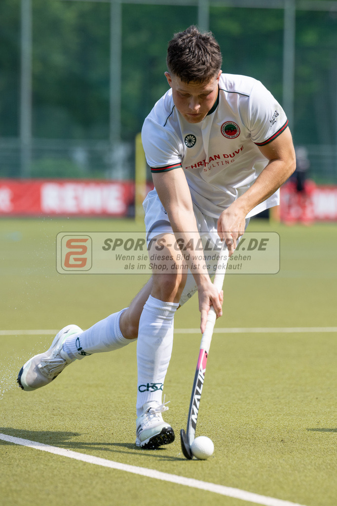 SFE_20240511_0099 | Krefeld, Deutschland, 11.05.2024: Julius Hayner (Crefelder HTC) in Aktion waehrend des Spiels der Feldhockey 1. Bundesliga Herren zwischen Crefelder HTC - Rot Weiss Köln im Gerd-Wellen-Hockeyanlage am 11.05.2024 in Krefeld, Deutschland. (Foto von Stephan Fehrmann)

Krefeld, Germany, 11.05.2024: Julius Hayner (Crefelder HTC) in action during the game of Feldhockey 1. Bundesliga Herren between Crefelder HTC - Rot Weiss Köln in Gerd-Wellen-Hockeyanlage at 11.05.2024 in Krefeld, Deutschland. (Foto from Stephan Fehrmann)