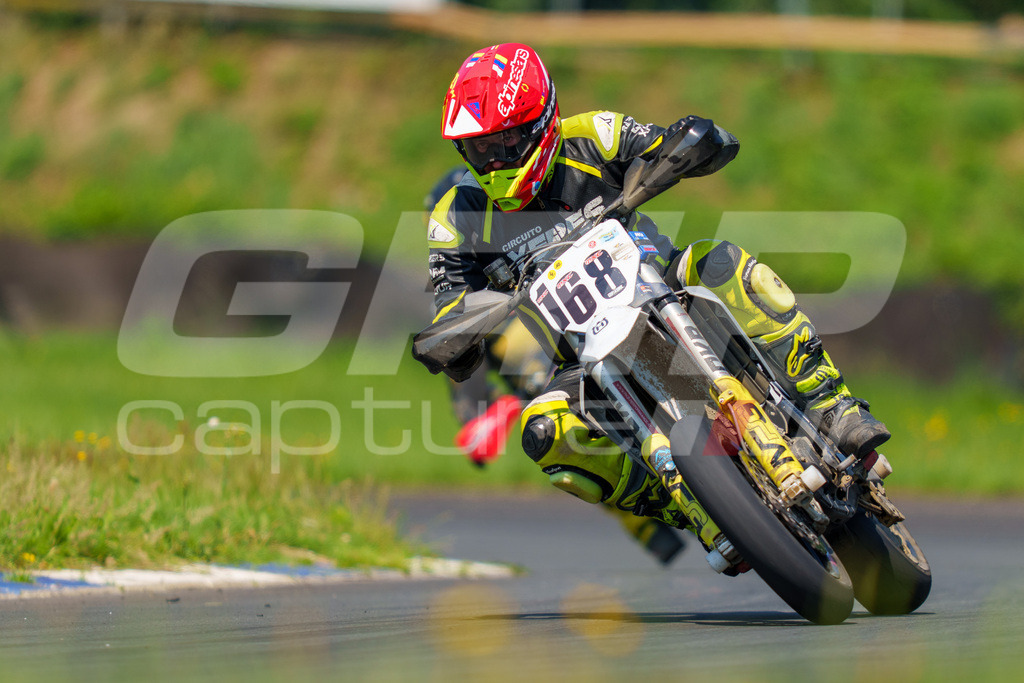 G-Cup + Supermoto Staatsmeisterschaft + Hungarian Supermoto Championship | GRIPcapture steht für authentische Sportfotografie in Österreich – für Momente, die mehr sind als Geschwindigkeit oder Ergebnis. Es geht um Emotion, Spannung, Fokus und den Augenblick, der oft nur einen Wimpernschlag dauert.Ob Motorsport, Teamsport oder 