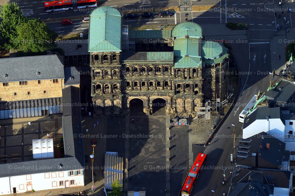 3291009 | Die Porta Nigra ist ein  früheres römisches Stadttor am Porta-Nigra-Platz und Wahrzeichen der Stadt Trier