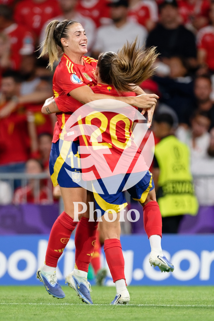 Spain v Switzerland - UEFA Women's EURO 2025 Quarter-Final | BERN, SWITZERLAND - JULY 18: Claudia Pina of Spain (R) celebrates after scoring her team's second goal with teammate Alexia Putellas of Spain (L)   during the UEFA Women's EURO 2025 Quarter-Final match between Spain v Switzerland at Stadion Wankdorf on July 18, 2025 in Bern, Switzerland. (Photo by Giuseppe Velletri/Sports Press Photo/Getty Images)