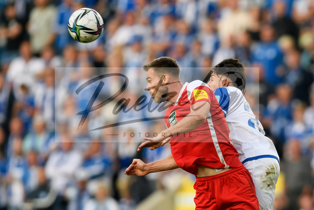 FCMFCK20210904_053 | Fussball, Herren: Boris Tomiak (1. FC Kaiserslautern) und Jason Ceka (1. FC Magdeburg) im Zweikampf beim Spiel der 3. Liga zwischen 1. FC Magdeburg und 1. FC Kaiserslautern in der MDCC-Arena am 04.09.2021 in Magdeburg, Deutschland.DFB / DFL REGULATIONS PROHIBIT ANY USE OF PHOTOGRAPHS AS IMAGE SEQUENCES AND/OR QUASI-VIDEO. - Realisiert mit Pictrs.com