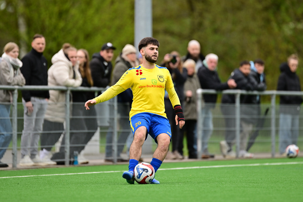 Fußball I Herren I Saison 2024-2025 I Kreisliga I 28. Spieltag I FTSV Altenwerder II - Buxtehuder SV | Der Sportfotograf. - Realisiert mit Pictrs.com