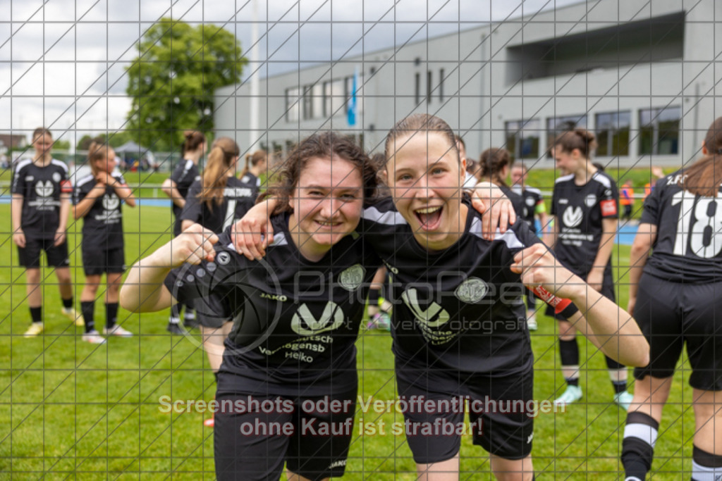 20250529_150957_1719 | #,  SGM Wendlingen-Ötlingen II (blau) vs. 1.FC Donzdorf II (schwarz), Fussball, Frauen-Bezirkspokal Finale Saison 2024/2025, Rasenplatz VfL Stadion Kirchheim, Jesinger Straße 105, 73230 Kirchheim, 29.05.2025 - 13:00 Uhr,Foto: PhotoPeet-Sportfotografie/Peter Harich