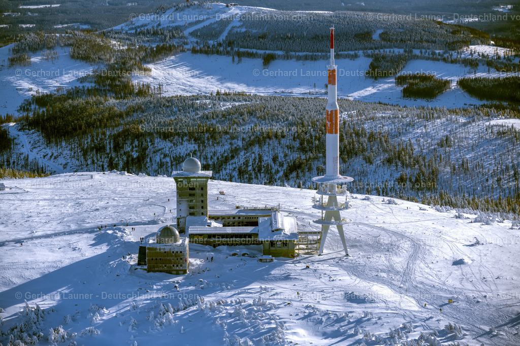 4044908 | SCHIERKE 14.02.2021 Winterlich schneebedeckte Funkturm und Sendeanlage auf der Kuppe des Brocken im Nationalpark Harz in Schierke im Bundesland Sachsen-Anhalt, Deutschland. Weiterführende Informationen bei: DFMG Deutsche Funkturm GmbH,  Deutscher Wetterdienst DWD. // Wintry snowy radio tower and transmitter on the crest of the mountain range Brocken in Harz in Schierke in the state Saxony-Anhalt, Germany. Further information at: DFMG Deutsche Funkturm GmbH,  Deutscher Wetterdienst DWD. Foto: Gerhard Launer