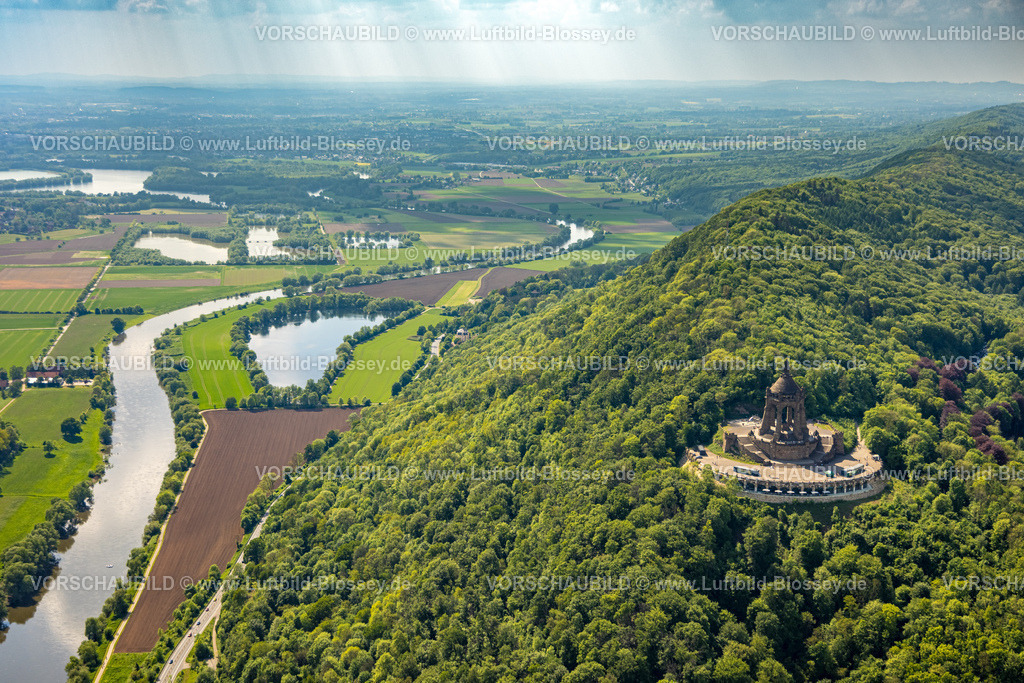 PortaWestfalica240505361Wiehengebirge_Kaiser-Wilhelm-Denkmal | Luftbild, Kaiser-Wilhelm-Denkmal, kulturelles Denkmal, Wiehengebirge und Fluss Weser, See Wedigenstein, Fernsicht mit blauem Himmel und Wolken, Lerbeck, Porta Westfalica, Ostwestfalen, Nordrhein-Westfalen, Deutschland