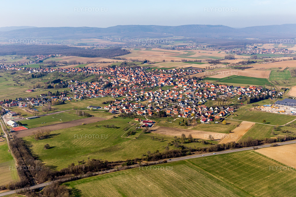Vue aérienne: Vue des rues et des maisons dans les zones résidentielles à Surbourg dans le département Bas Rhin, France. Photo: IMG_097456.jpg prise le 16/03/2017 par Werner Riehm/FLY-FOTO.eu – Résolution de l'original: 5472 x 3648 px