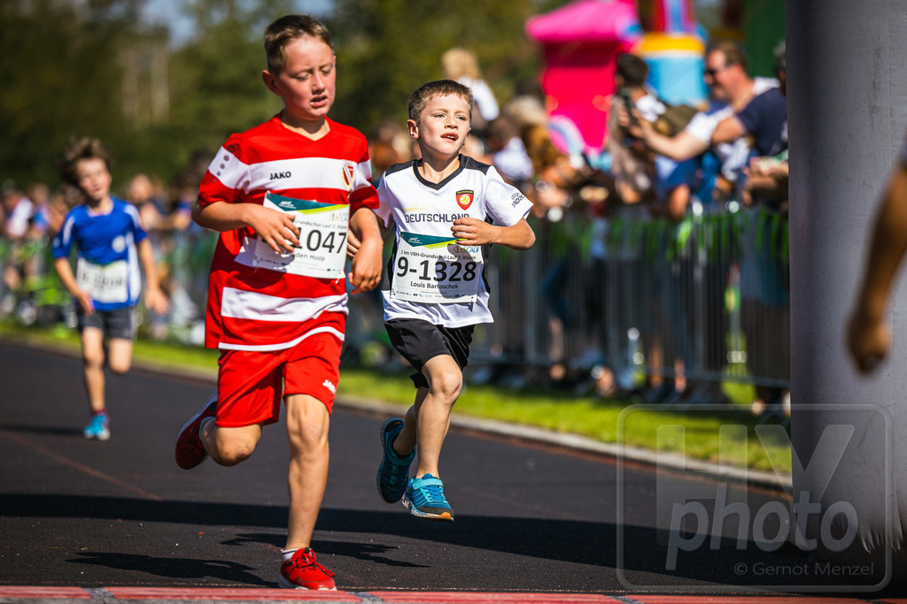 16. Hoywoj-CityLauf im Sportforum Hoyerswerda - 16.09.2023 | 1km VBH-Grundschul-Lauf 2. Klassen - Realisiert mit Pictrs.com