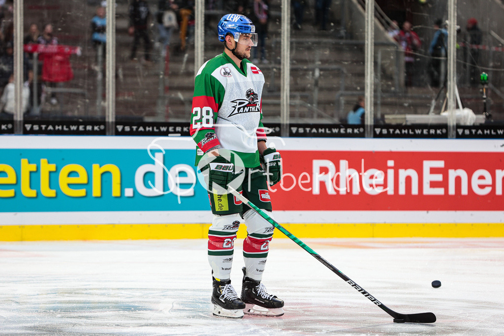 Kölner Haie - Augsburger Panther | John ROGL (AEV #28) beim warmup