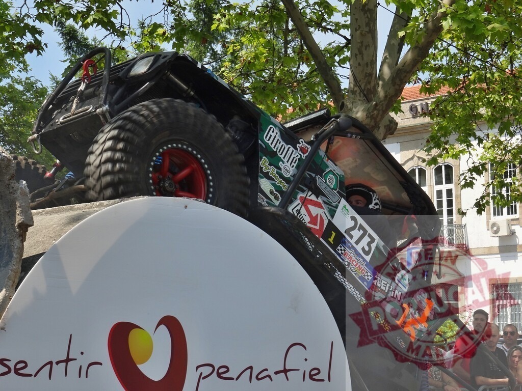 4x4 vehicle climbing a ramp in Penafiel, Portugal | Powerful off-road vehicle climbing a ramp during an event in a city setting - Realisiert mit Pictrs.com