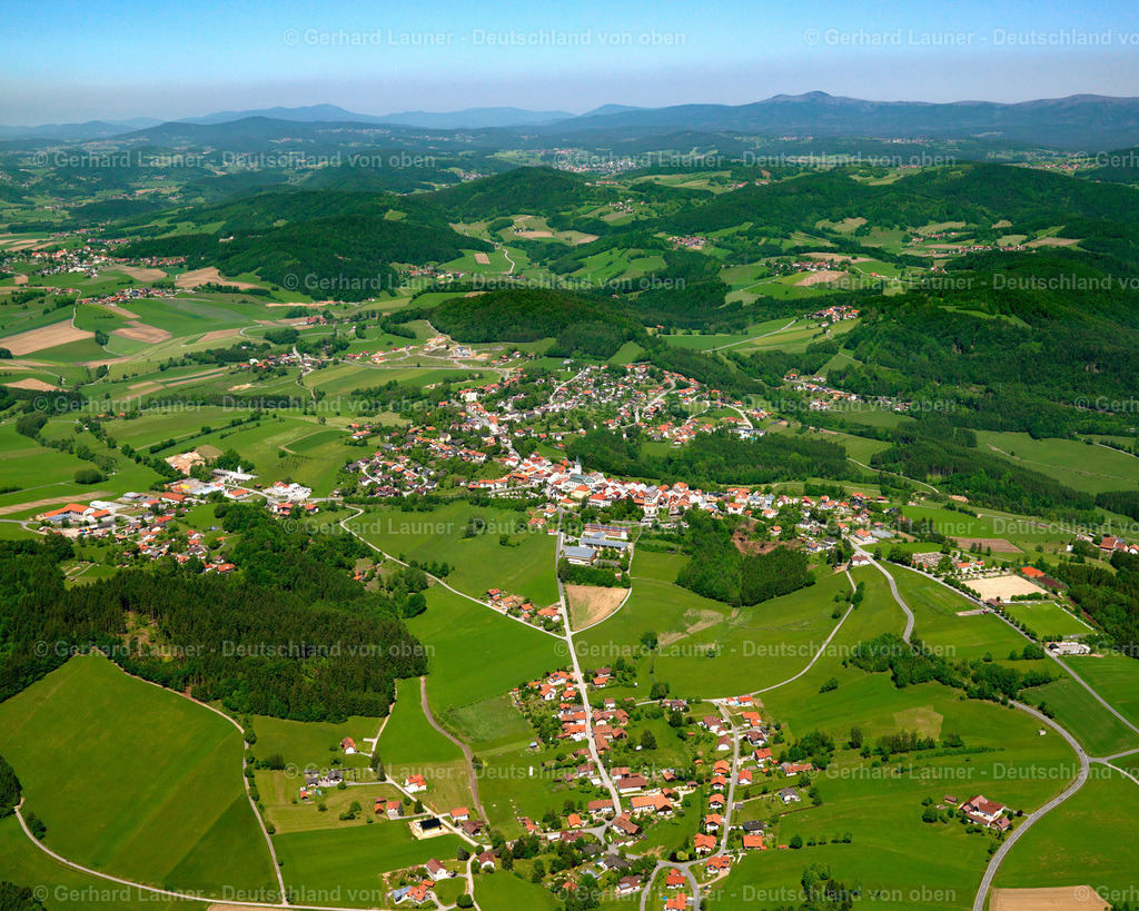 2724027 | NIEDERPERLESREUT, Bayerischer Wald 19.05.2007 Landwirtschaftliche Nutzflächen und Feldgrenzen  umsäumen das Siedlungsgebiet des Dorfes in Niederperlesreut im Bundesland Bayern, Deutschland // Agricultural land and field boundaries surround the settlement area of the village  in Niederperlesreut in the state Bavaria, Germany Foto: Gerhard Launer