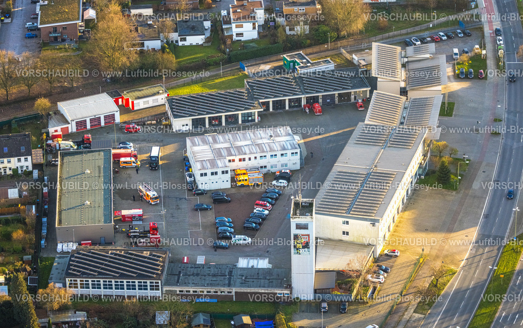 Bottrop251204347 | Luftbild, Feuerwehr und Rettungswache Bottrop, Feuerwache mit Solardach, Stadtfeuerwehrverband Bottrop e.V., Schlauchturm, Nord-Ost, Bottrop, Ruhrgebiet, Nordrhein-Westfalen, Deutschland