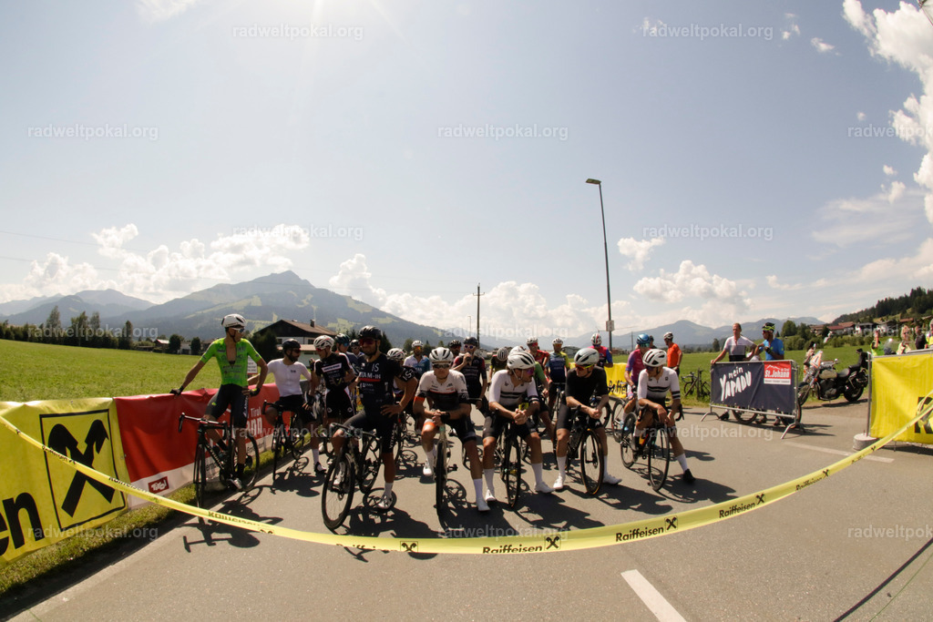 527_20230817_Bewerb_Maenner_Muehlanger | AUT - OESTERREICH, 2023-08-16: SPORT RENNRAD-FAHREN - 55. INTERNATIONALER RADWELTPOKAL IN ST. JOHANN IN TIROL  - Vintage-Radrennen mit WM-Bronze-Medaillen-Siegerin Christina Schweinberger, den Teilnehmer und Alexander Baumann (vom Orginastions-Team) - TAG 2 BEWERB MAENNER IN SECHS GRUPPEN  ; Foto: Roland Muehlanger