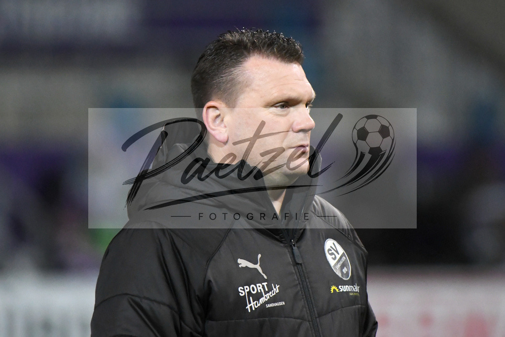 20200129_OSNSVS_0021JPG | Fußball, Herren: Trainer Uwe Koschinat (SV Sandhausen) schaut beim Spiel der 2. Bundesliga zwischen VfL Osnabrück vs. SV Sandhausen am 29.01.2020 im Stadion an der Bremer Brücke in Osnabrück, Deutschland.(Foto von Nico Paetzel) - Realisiert mit Pictrs.com
