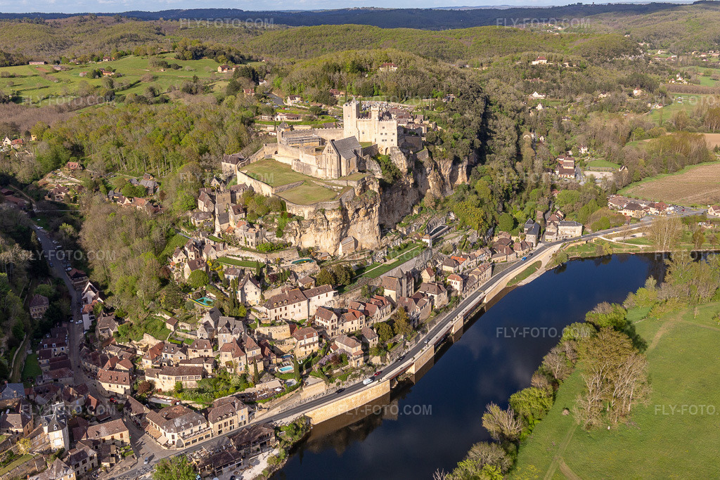 Aerial view: Castle complex of the Château de Beynac in Beynac-et-Cazenac in the state Dordogne, France. – Photo: IMG_113508.jpg taken on 04/16/2019 by Werner Riehm/FLY-FOTO.com – Resolution of the original: 5472 x 3648 px