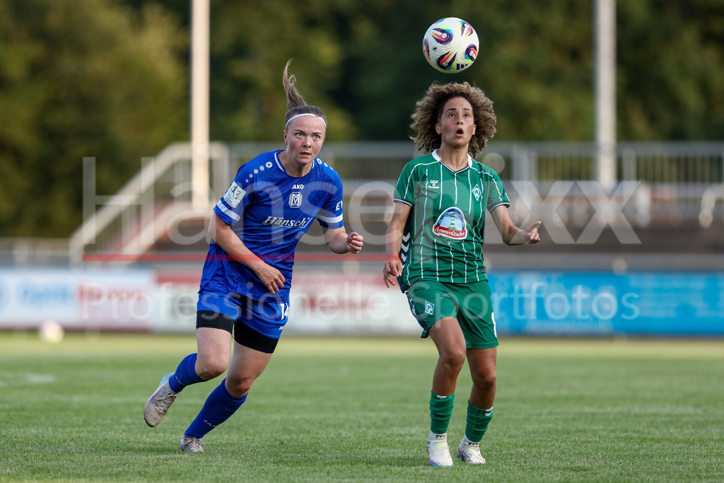 Fussball, Testspiel Frauen, SV Meppen - SV Werder Bremen | v.li.: Bente Bode (SV Meppen, 14) und Amira Arfaoui (SV Werder Bremen, 8) im Zweikampf, Duell, Dynamik, Aktion, Action, Spielszene