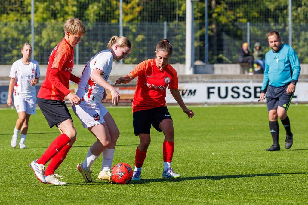 FCHHÜT_251003_3368 | 1.FC Heidenheim 1846 II vs. TSV Hüttlingen, Fußball, Frauen, Bezirkspokal, 2025/2026, 1.Runde, 03.10.2025 in Mergelstetten, Sportplatz 2(Foto: Michael Bulling) - Realisiert mit Pictrs.com