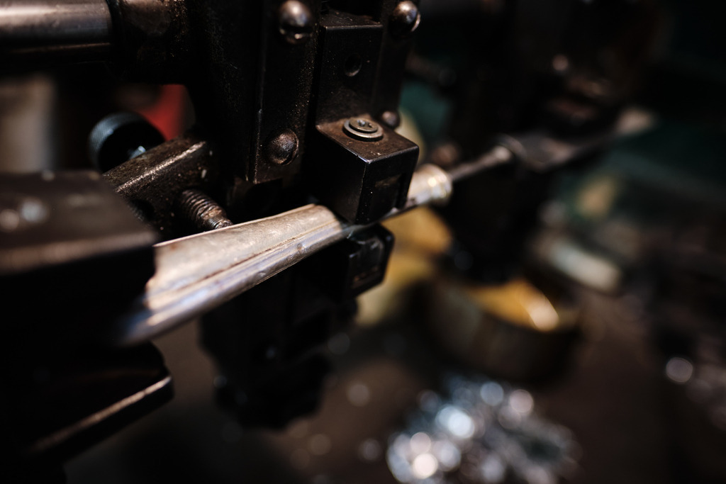 verlöten von Messerklinge und Messerschaft | Wien, Austria - April 20, 2021: Jarosinski &amp; Vaugoin; verlöten von Messerklinge und Messerschaft. - Realisiert mit Pictrs.com