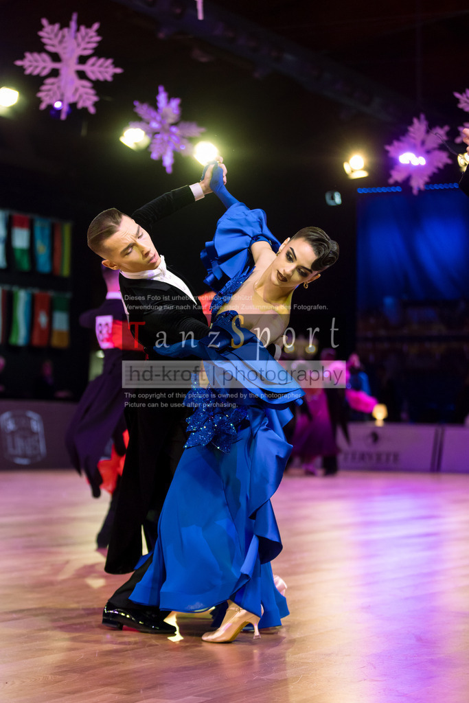 20241215_WDSF_Int_Open_Std-Riga-9220 | Tanzsportbilder, Standardtanz, Lateintanz, WDSF, DTV, LTVB, dancecomp, goc, hessen tanzt, blaues band der spree, walzer, tango, wiener walzer, slowfox, quickstepp, samba, rumba, cha-cha-cha, paso doble. jive, hd-kroft photography, turniertanzsport