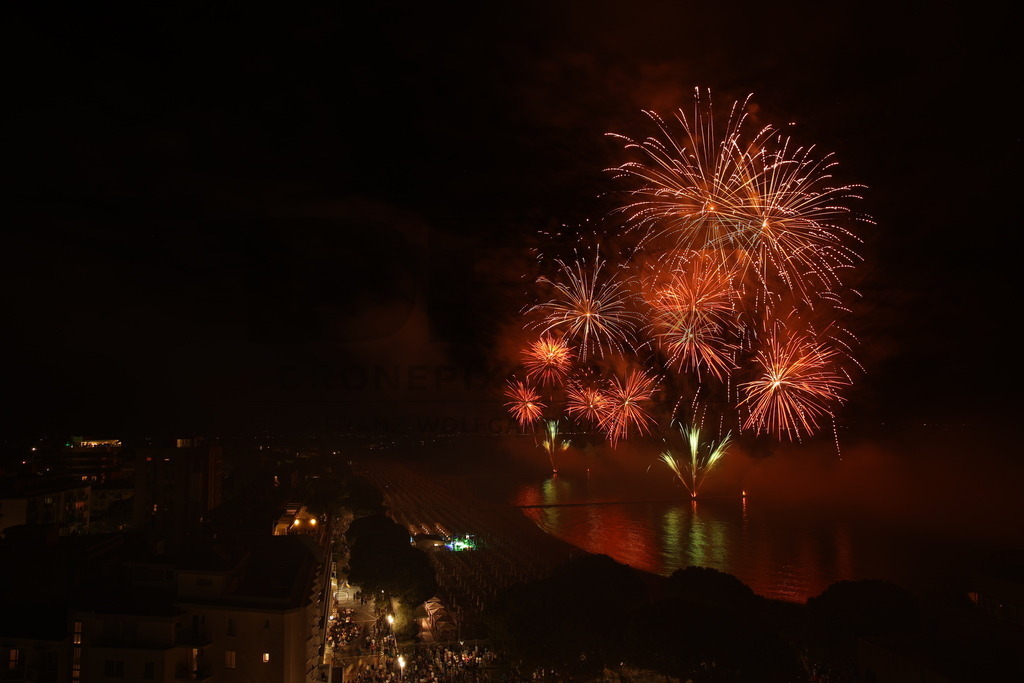 Ferragosto Fireworks in Grado, Italy | GRADO, ITALY, 15.AUG.26 - FIREWORKS - Ferragosto fireworks over the Adriatic Sea in Grado, Italy. Colorful fireworks light up the night sky above the beach, coastline and waterfront during the traditional summer celebration. - Realisiert mit Pictrs.com