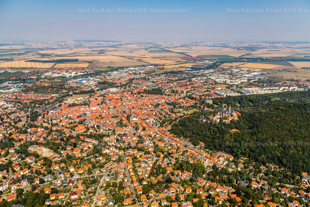 Wernigerode-0163 | Wernigerode ist eine Stadt im Harz im Mitteldeutschland. Ihre Altstadt zeichnet sich durch ihre Fachwerkhäuser aus, darunter das mittelalterliche Rathaus und das "Schiefe Haus". Am Stadtrand beherbergt das Schloss Wernigerode ein Museum und bietet Blick auf die Stadt. Das Schienennetz der Harzer Schmalspurbahnen verbindet Wernigerode mit dem Bahnhof Drei Annen Hohne, wo die dampflokbetriebene Brockenbahn zum Brocken abfährt. - Realisiert mit Pictrs.com