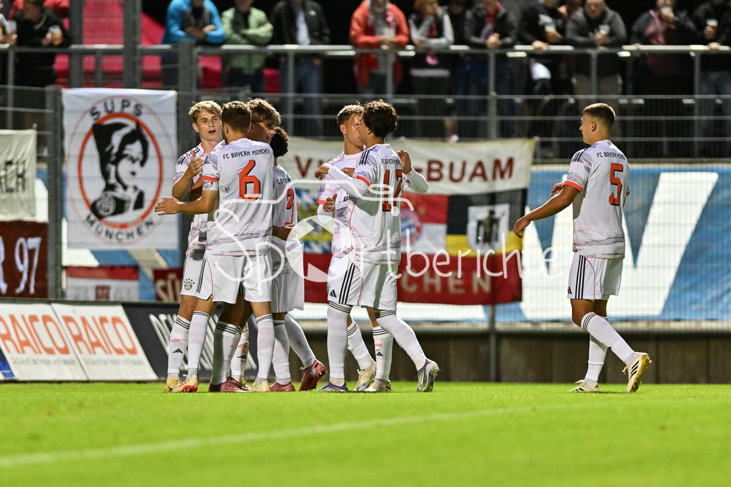 FC Memmingen - FC Bayern Amateure | Jubel nach dem Treffer zum 1-3 durch Anton HEINZ (FC Bayern Muenchen II 9) / Tor / Torschuetze / Freude / Happy / Regionalliga Bayern: FC Memmingen - FC Bayern München II; Arena Memmigen am 29.08.2025