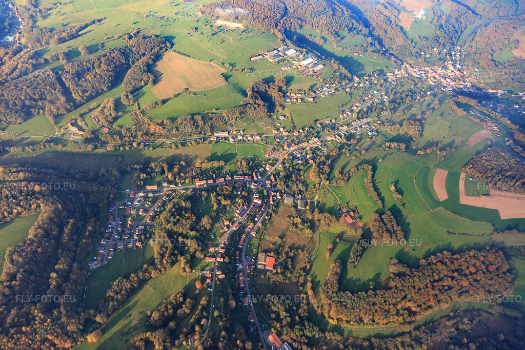 Vue aérienne: Vue de la ville depuis le sud-ouest à Waldhouse dans le département Moselle, France – .Photo: IMG_143777.jpg prise le 26/10/2024 par Werner Riehm/FLY-FOTO.eu – Résolution de l'original: 5472 x 3648 px