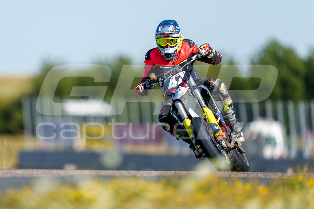 SuperMoto_Staatsmeisterschaft_Fuglau-natural-1100 | GRIPcapture steht für authentische Sportfotografie in Österreich – für Momente, die mehr sind als Geschwindigkeit oder Ergebnis. Es geht um Emotion, Spannung, Fokus und den Augenblick, der oft nur einen Wimpernschlag dauert.Ob Motorsport, Teamsport oder 